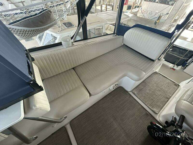 43' Mainship flybridge starboard aft seating