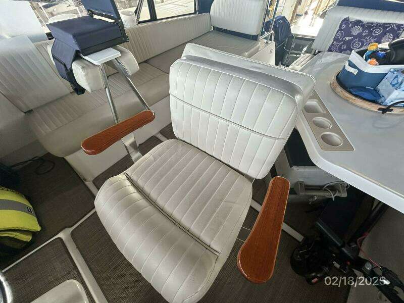43' Mainship flybridge helmseat