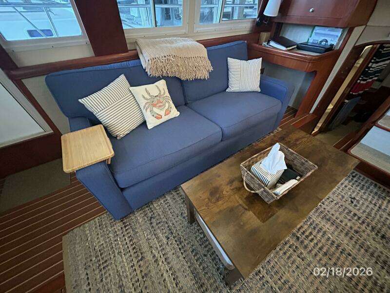 43' Mainship salon starboard seating