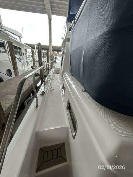 43' Mainship port side deck2