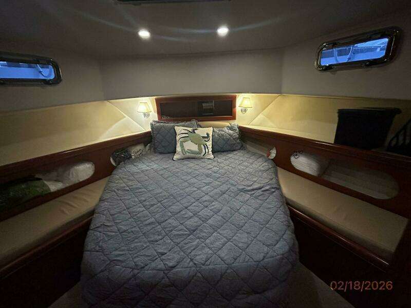 43' Mainship guest stateroom