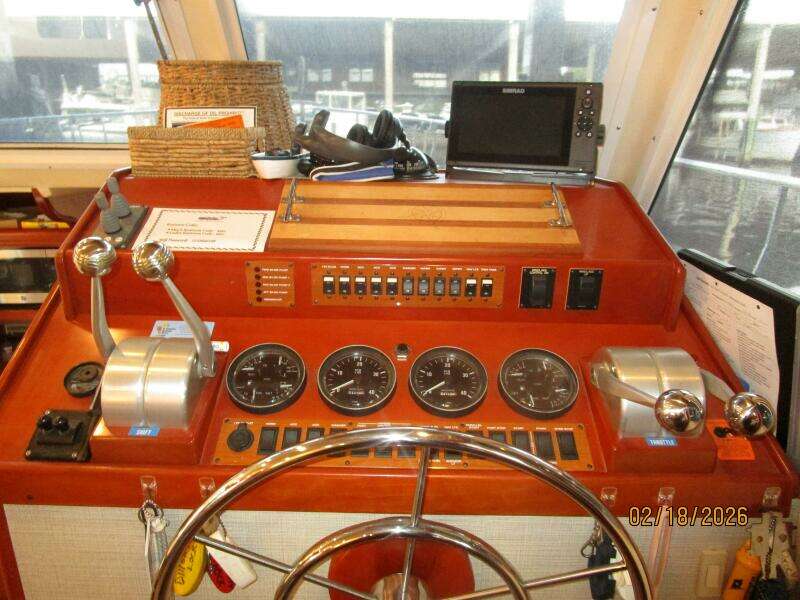 43' Mainship lower helm2