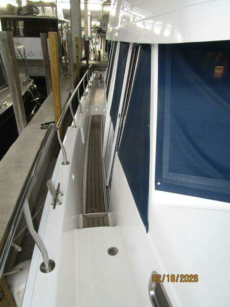 43' Mainship starboard side deck1