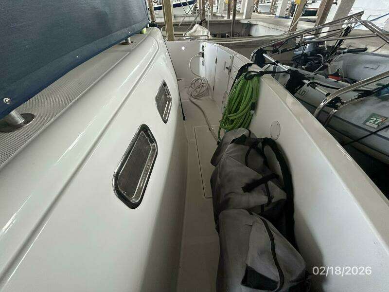 43' Mainship aftdeck starboard