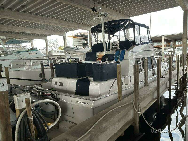 43' Mainship starboard aft profile