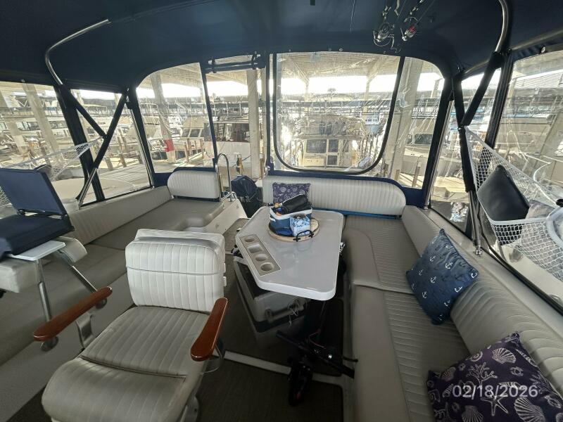 43' 2004 Mainship 430