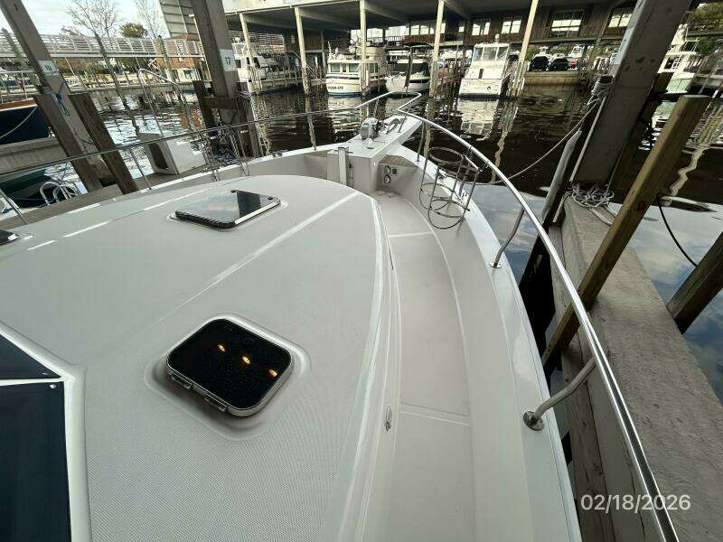 43' Mainship foredeck2