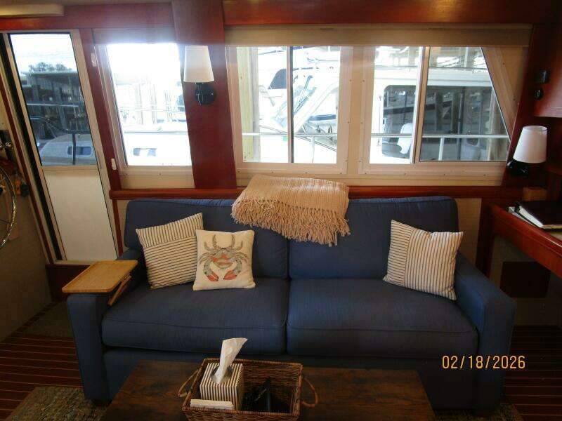 43' Mainship salon starboard