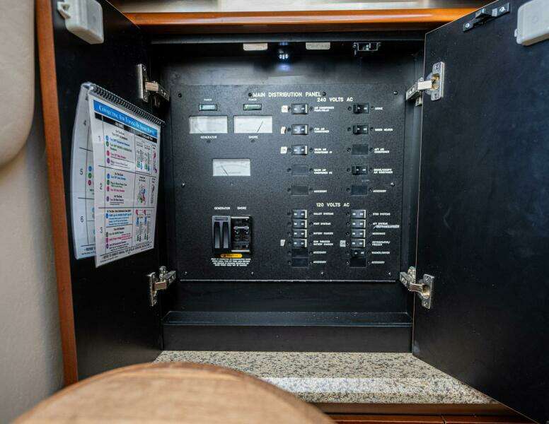 NAUTI LIS 50ft Sea Ray Yacht For Sale