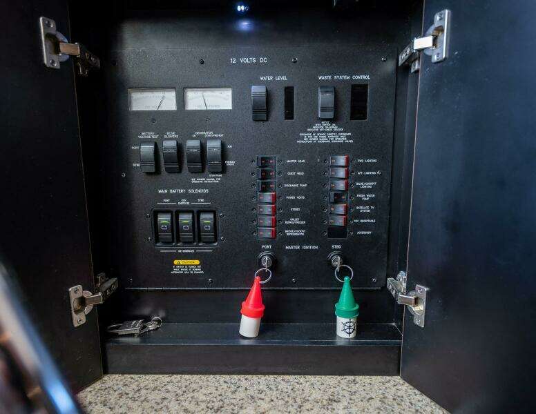 NAUTI LIS 50ft Sea Ray Yacht For Sale