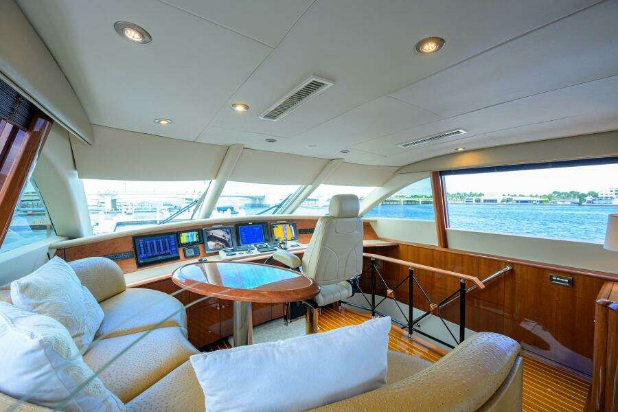 Lazzara 80 WILLYN - Enclosed Flybridge