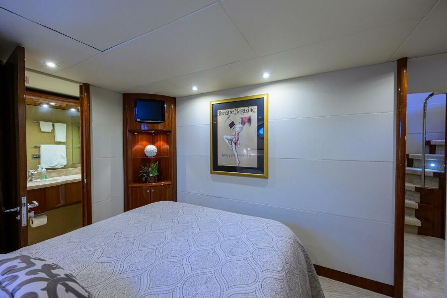 80' 2007 Lazzara Yachts 80 Enclosed