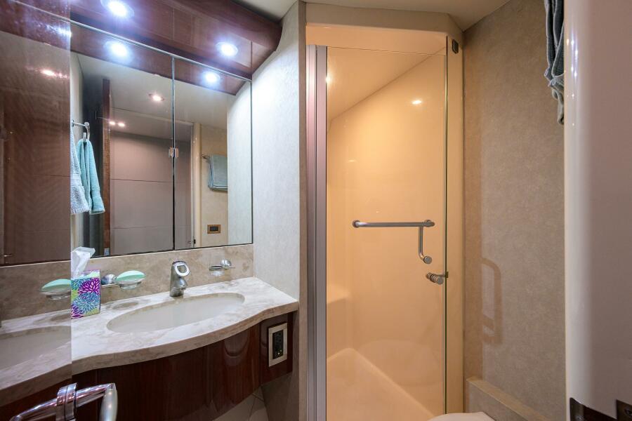 80' 2007 Lazzara Yachts 80 Enclosed