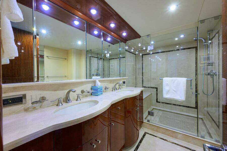 Lazzara 80 WILLYN - Master Head