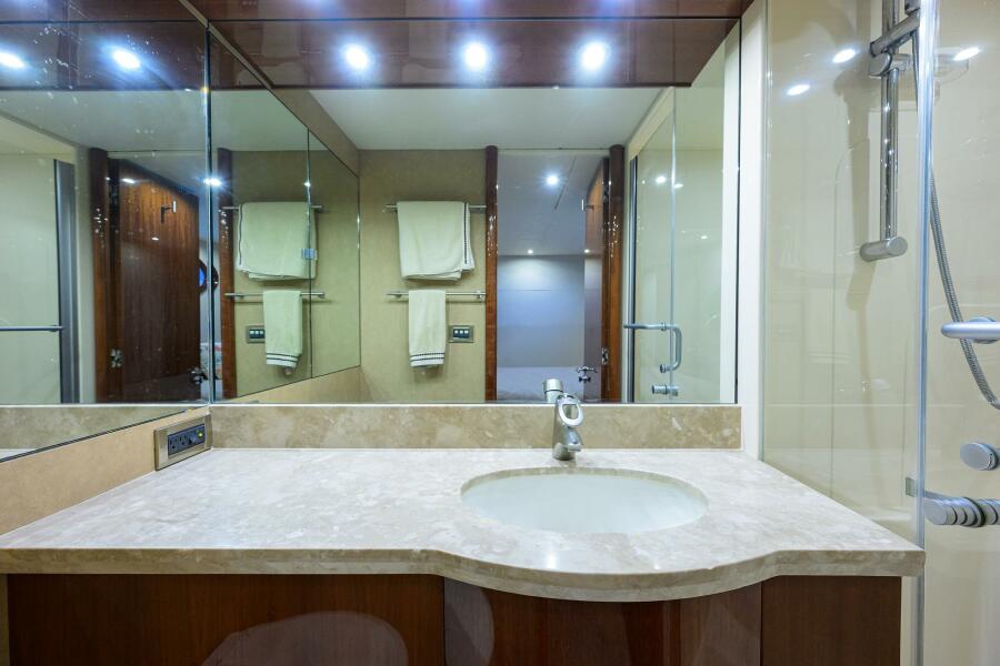 80' 2007 Lazzara Yachts 80 Enclosed