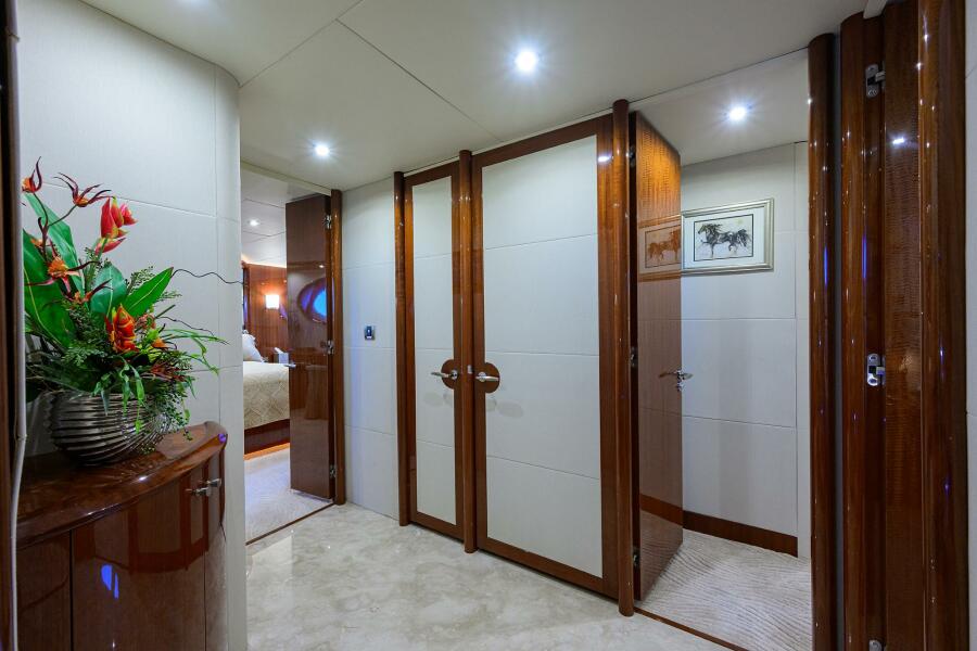 80' 2007 Lazzara Yachts 80 Enclosed