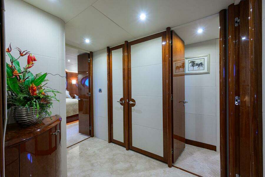 Lazzara 80 WILLYN - Lower Foyer