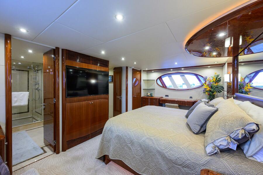 80' 2007 Lazzara Yachts 80 Enclosed