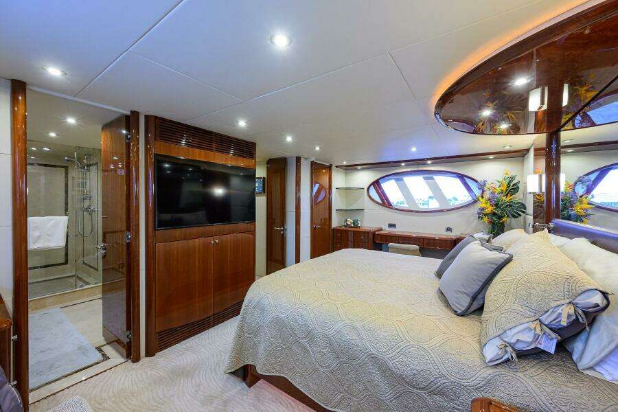 Lazzara 80 WILLYN - Master Stateroom