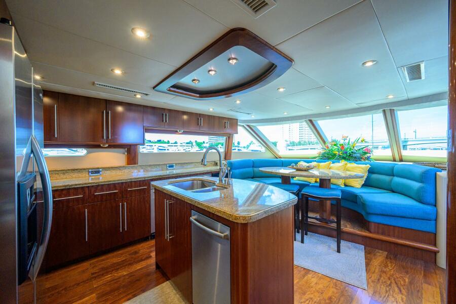 80' 2007 Lazzara Yachts 80 Enclosed