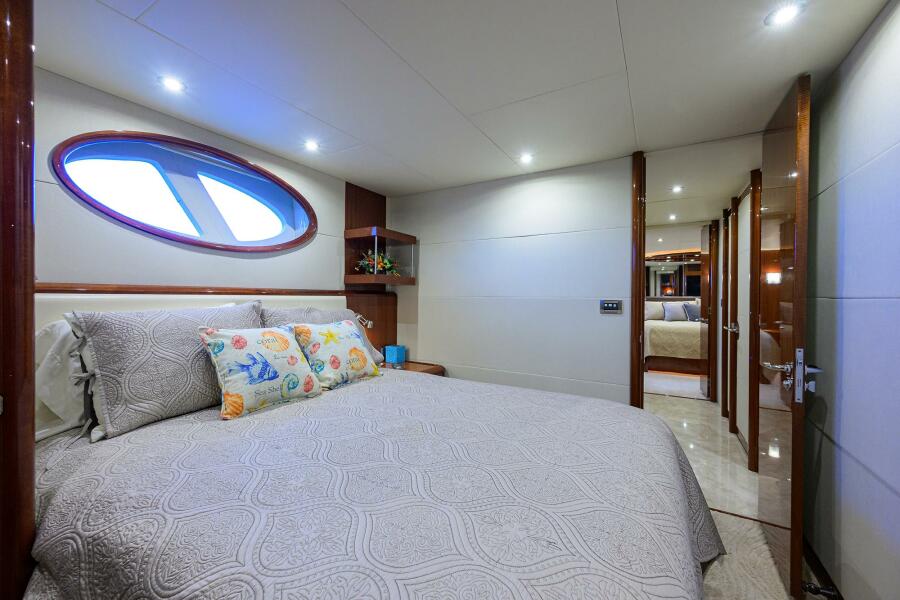 80' 2007 Lazzara Yachts 80 Enclosed