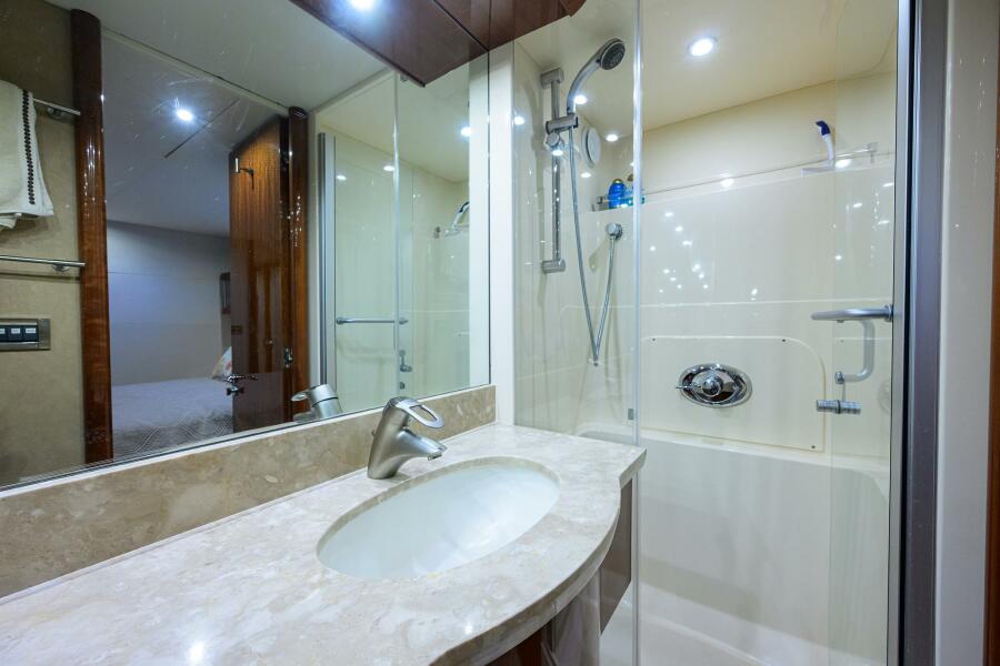 80' 2007 Lazzara Yachts 80 Enclosed