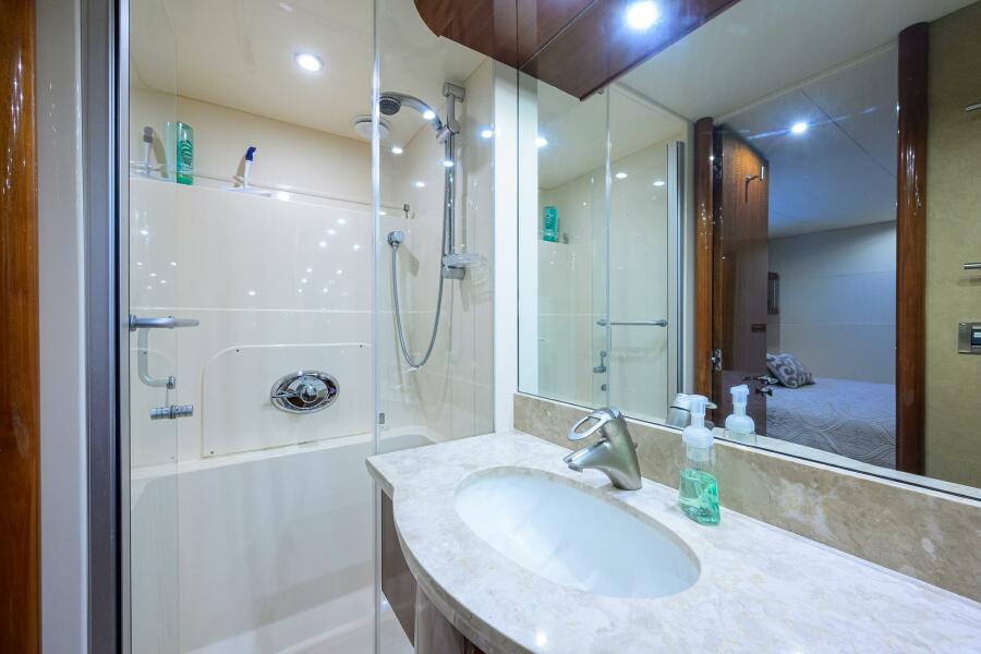 80' 2007 Lazzara Yachts 80 Enclosed