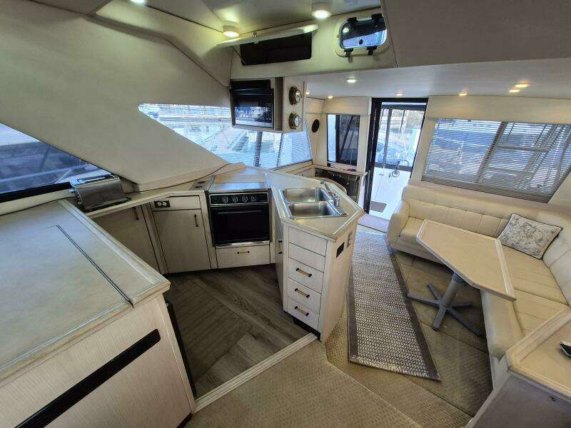 39ft Bayliner Yacht For Sale