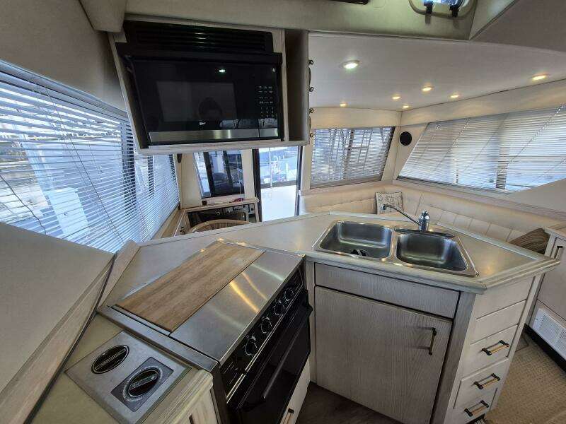 39ft Bayliner Yacht For Sale