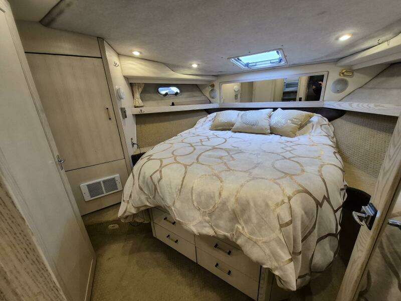 39ft Bayliner Yacht For Sale