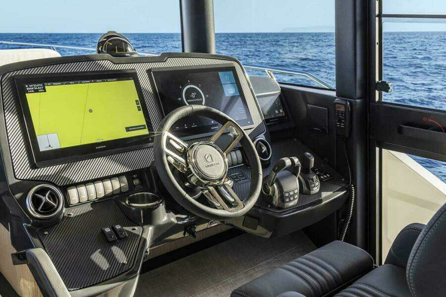 2025 Absolute Navetta 53 - Helm