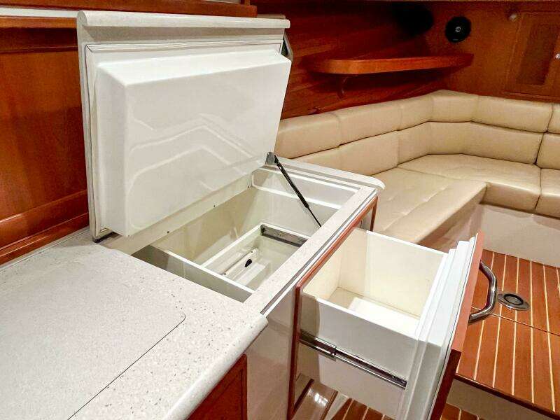 34ft MJM Yacht For Sale