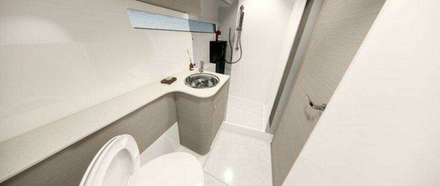 Nimbus 495 Flybridge Head