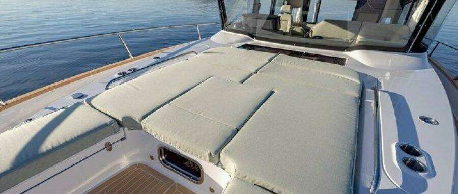 Nimbus 495 Flybridge Forward Seating