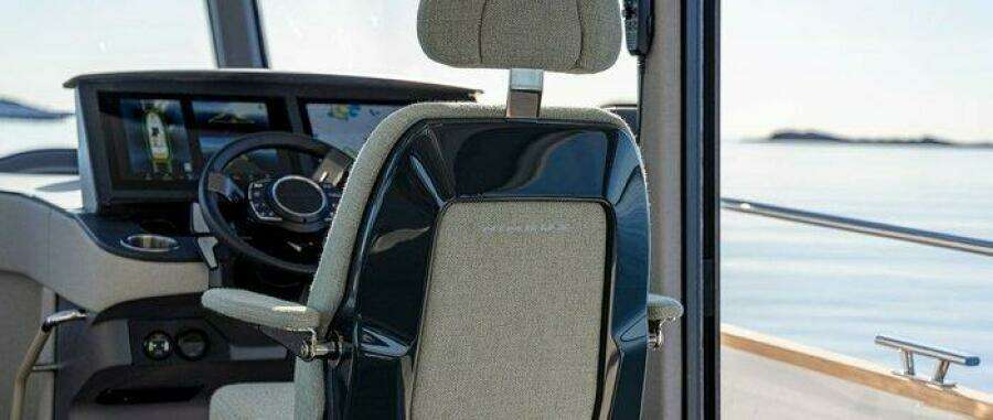 Nimbus 495 Flybridge Helm