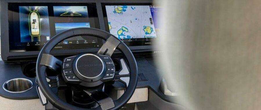 Nimbus 495 Flybridge Helm