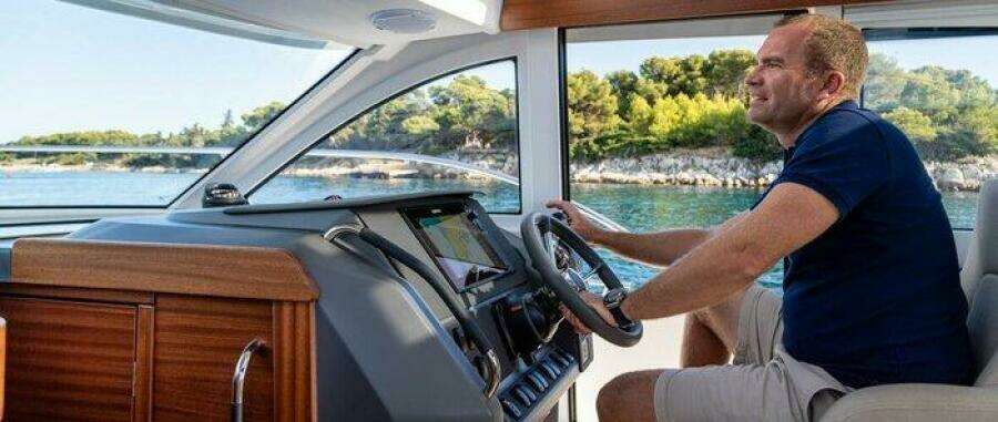 Nimbus 305 Coupe Helm