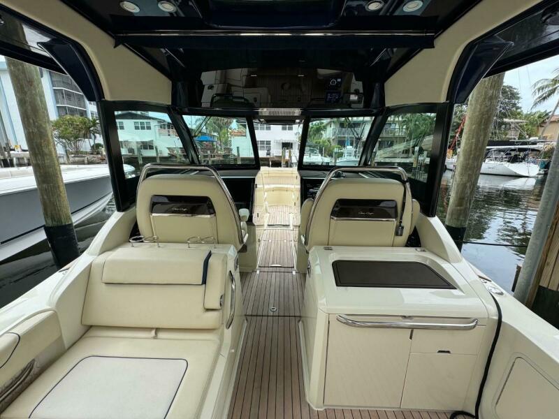 35' 2022 Chris-Craft Calypso 35