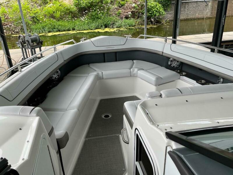 35' 2020 Formula 350 Crossover Bowrider