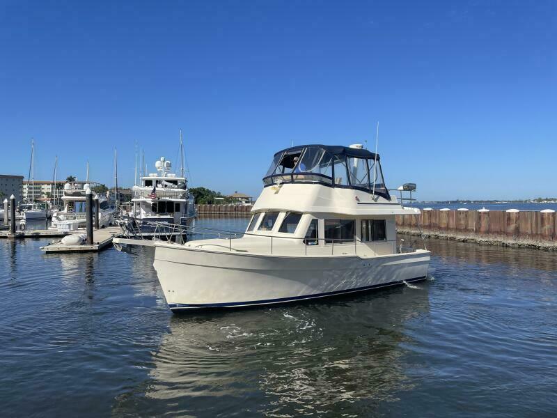 34' 2005 Mainship 