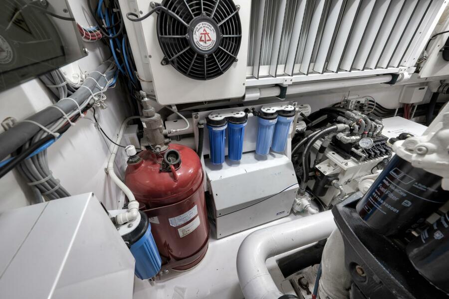 76' 2011 Viking 76 Enclosed Bridge