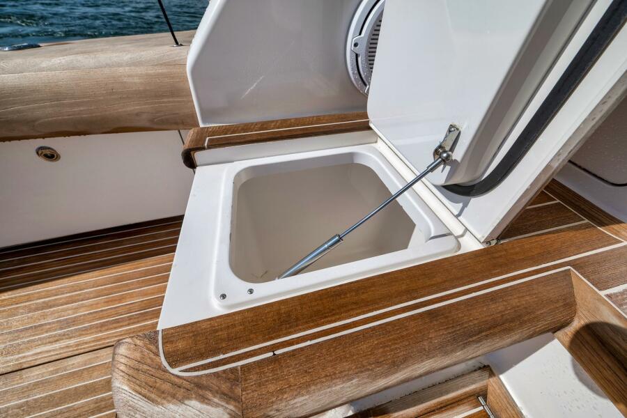 76' 2011 Viking 76 Enclosed Bridge