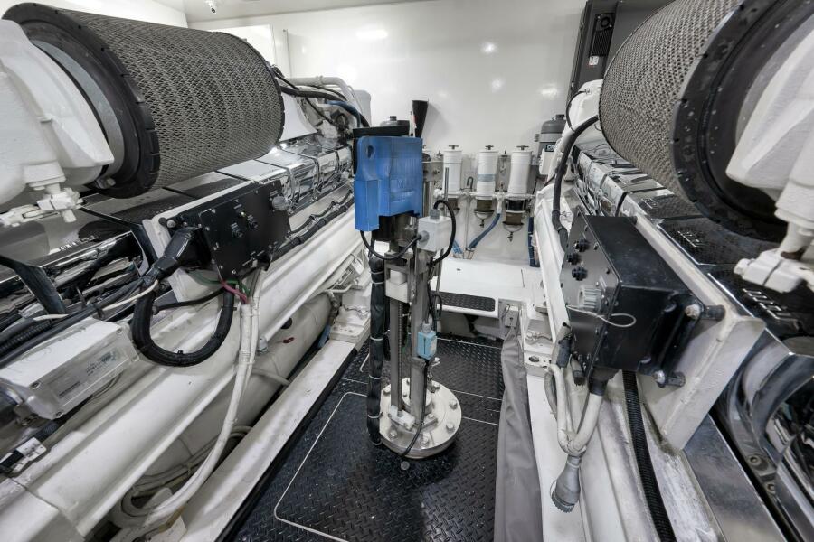 76' 2011 Viking 76 Enclosed Bridge