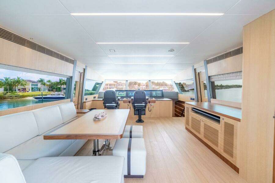 Horizon FD80 SHERI LYNN - Bridge Deck 