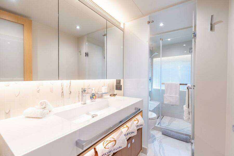 Horizon FD80 SHERI LYNN - Master Stateroom Ensuite Head