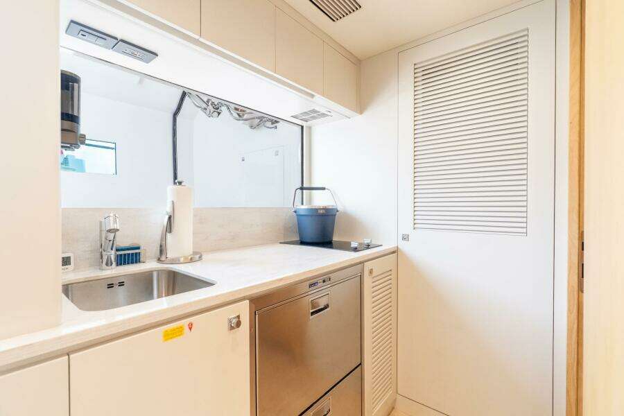 Horizon FD80 SHERI LYNN - Crew Quarters 