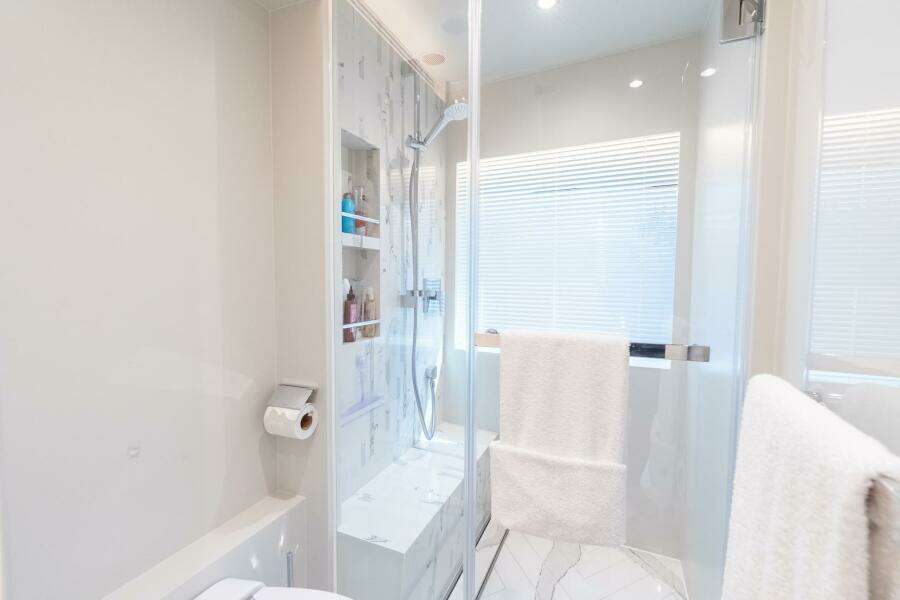 Horizon FD80 SHERI LYNN - Master Stateroom Ensuite Head