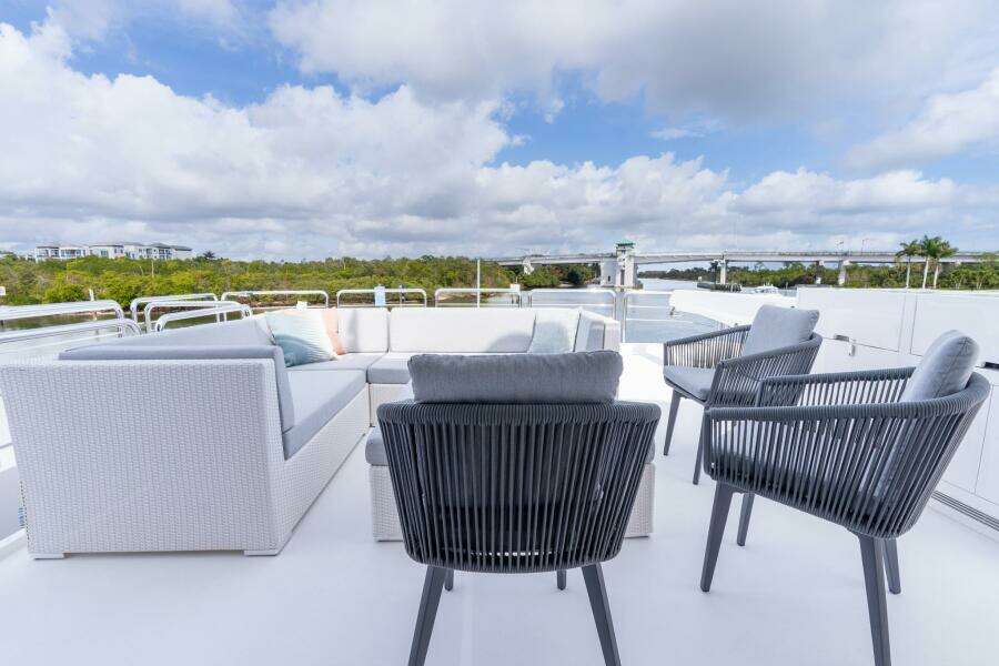 Horizon FD80 SHERI LYNN - Exterior Flybridge Aft