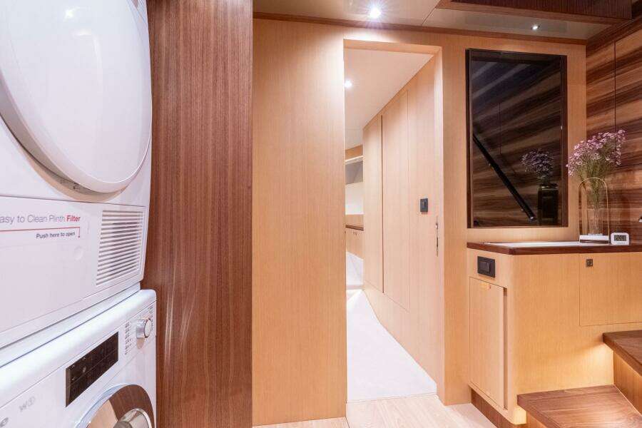 Horizon FD80 SHERI LYNN - Companionway 