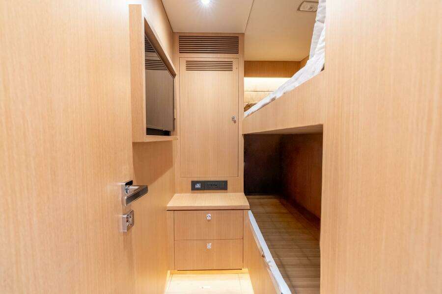 Horizon FD80 SHERI LYNN - Crew Quarters 